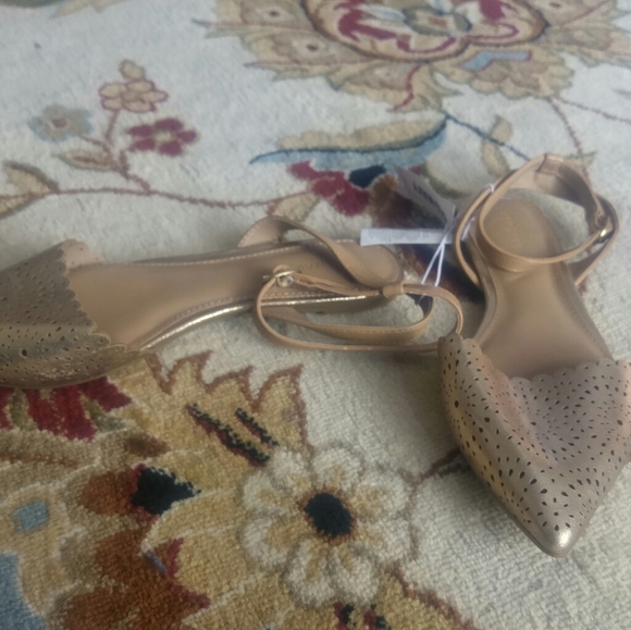 Old Navy gold flats size 8 - Picture 3 of 3